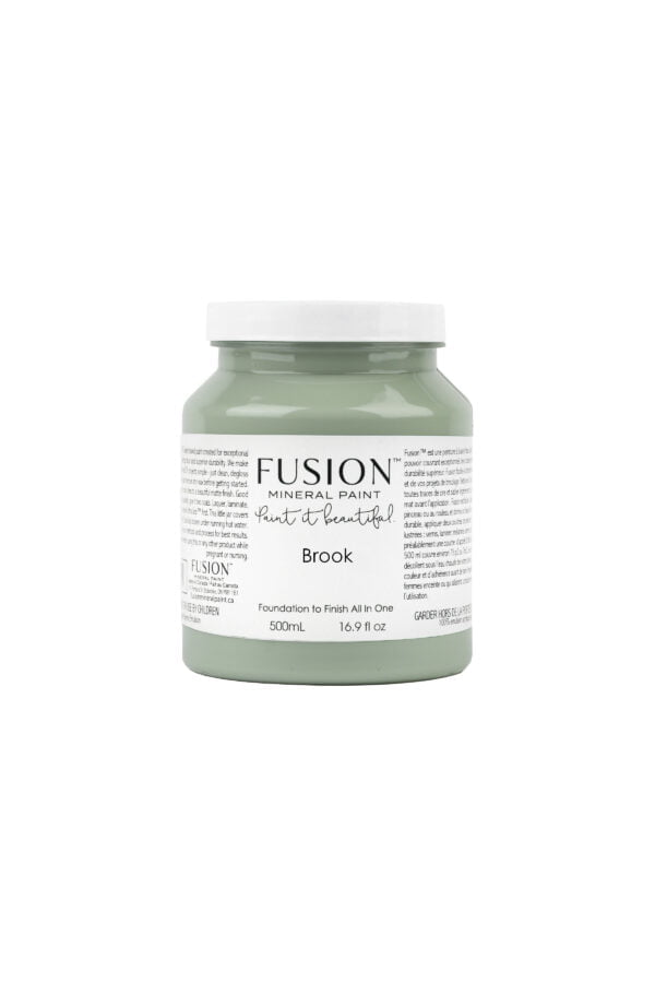 A pint of Fusion Brook showing label with size and weight.